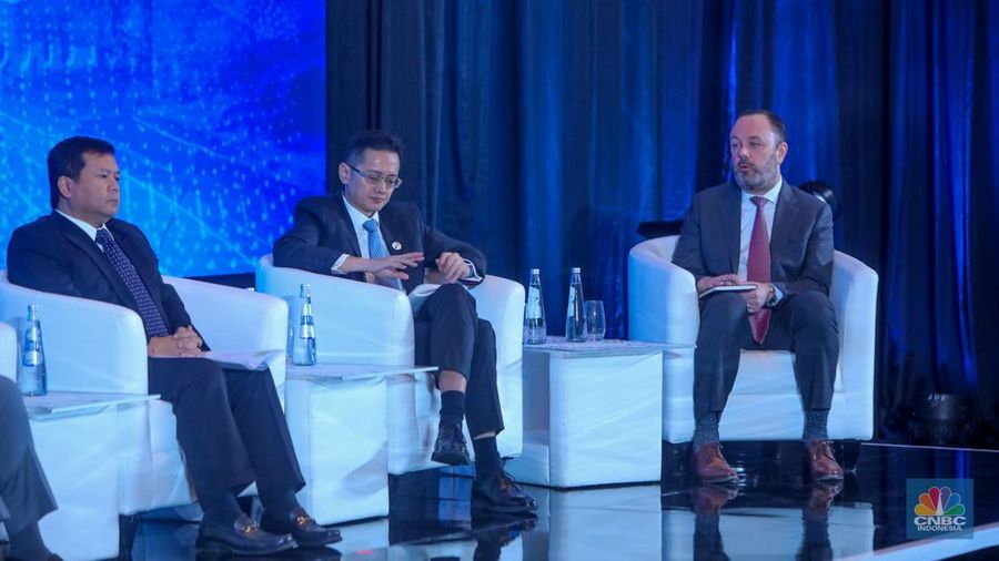 Direktur Energi & Ekonomi ExxonMobil, Chris Birdsall menyampaikan pemaparan dalam acara Road To Outlook Energy Edition With ExxonMobil bertajuk 
