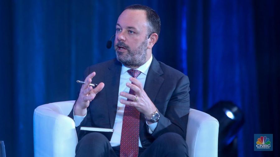 Direktur Energi & Ekonomi ExxonMobil, Chris Birdsall menyampaikan pemaparan dalam acara Road To Outlook Energy Edition With ExxonMobil bertajuk 
