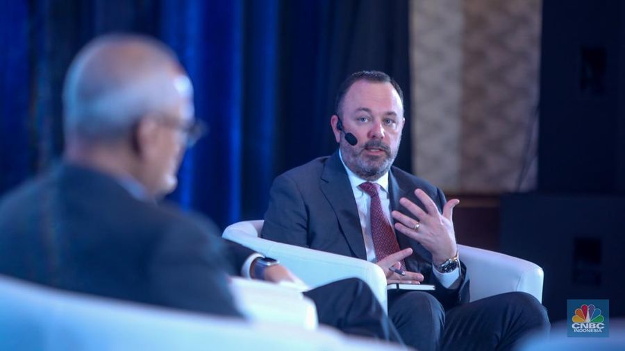 Direktur Energi & Ekonomi ExxonMobil, Chris Birdsall menyampaikan pemaparan dalam acara Road To Outlook Energy Edition With ExxonMobil bertajuk 