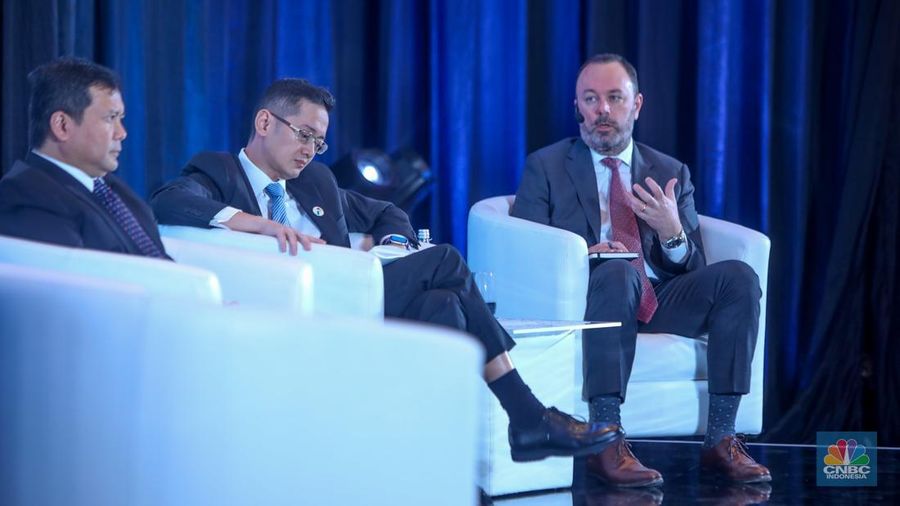 Direktur Energi & Ekonomi ExxonMobil, Chris Birdsall menyampaikan pemaparan dalam acara Road To Outlook Energy Edition With ExxonMobil bertajuk 