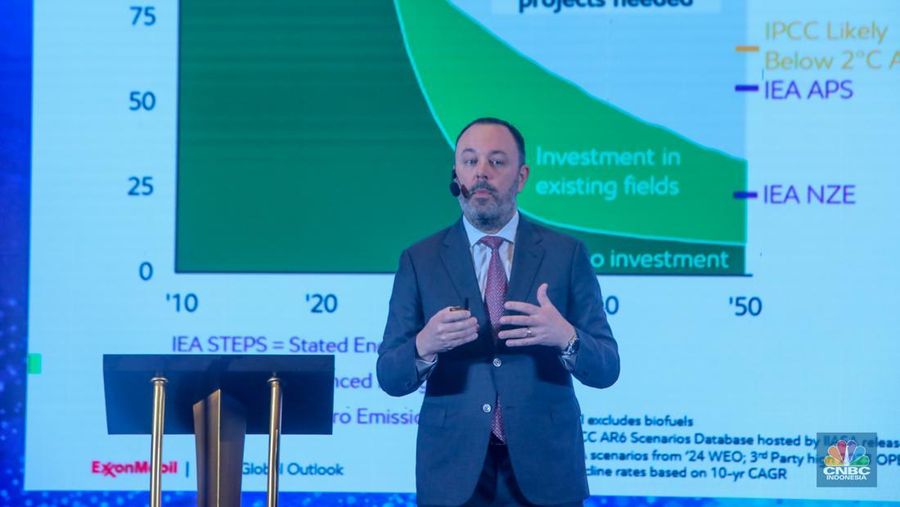 Direktur Energi & Ekonomi ExxonMobil, Chris Birdsall menyampaikan pemaparan dalam acara Road To Outlook Energy Edition With ExxonMobil bertajuk 