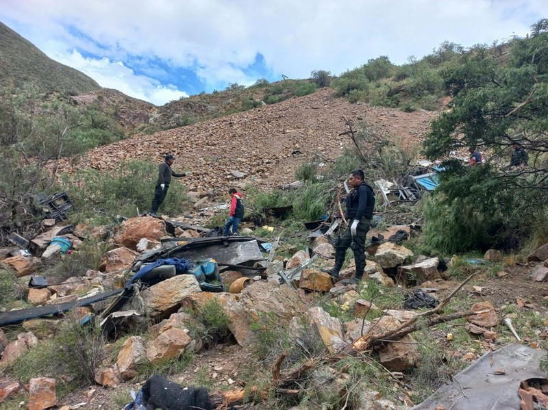 Gambar selebaran yang dirilis oleh Kepolisian Bolivia ini menunjukkan reruntuhan bus penumpang yang jatuh ke dalam jurang dekat kota Yocalla, antara Potosi dan Oruro, Bolivia, pada tanggal 17 Februari 2025. Sebuah bus penumpang jatuh ke dalam jurang sedalam 800 meter di Bolivia selatan pada hari Senin, menewaskan sedikitnya 30 orang dan melukai 15 orang, kata polisi dan media setempat. Gambar selebaran yang dirilis oleh Kepolisian Bolivia ini menunjukkan reruntuhan bus penumpang yang jatuh ke dalam jurang dekat kota Yocalla, antara Potosi dan Oruro, Bolivia, pada tanggal 17 Februari 2025. Sebuah bus penumpang jatuh ke dalam jurang sedalam 800 meter di Bolivia selatan pada hari Senin, menewaskan sedikitnya 30 orang dan melukai 15 orang, kata polisi dan media setempat. (Photo by Handout / Bolivian Police / AFP)