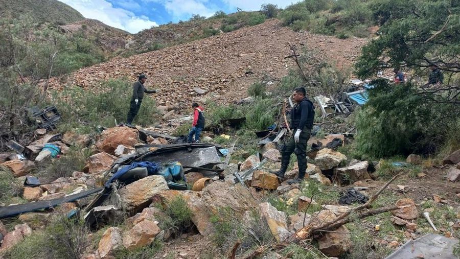 Gambar selebaran yang dirilis oleh Kepolisian Bolivia ini menunjukkan reruntuhan bus penumpang yang jatuh ke dalam jurang dekat kota Yocalla, antara Potosi dan Oruro, Bolivia, pada tanggal 17 Februari 2025. Sebuah bus penumpang jatuh ke dalam jurang sedalam 800 meter di Bolivia selatan pada hari Senin, menewaskan sedikitnya 30 orang dan melukai 15 orang, kata polisi dan media setempat. (Photo by Handout / Bolivian Police / AFP)