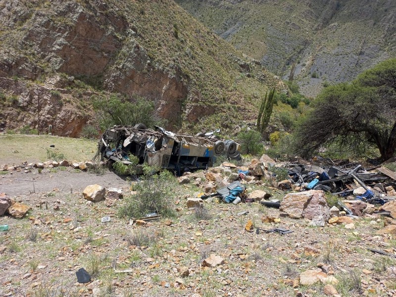 Gambar selebaran yang dirilis oleh Kepolisian Bolivia ini menunjukkan reruntuhan bus penumpang yang jatuh ke dalam jurang dekat kota Yocalla, antara Potosi dan Oruro, Bolivia, pada tanggal 17 Februari 2025. Sebuah bus penumpang jatuh ke dalam jurang sedalam 800 meter di Bolivia selatan pada hari Senin, menewaskan sedikitnya 30 orang dan melukai 15 orang, kata polisi dan media setempat. Gambar selebaran yang dirilis oleh Kepolisian Bolivia ini menunjukkan reruntuhan bus penumpang yang jatuh ke dalam jurang dekat kota Yocalla, antara Potosi dan Oruro, Bolivia, pada tanggal 17 Februari 2025. Sebuah bus penumpang jatuh ke dalam jurang sedalam 800 meter di Bolivia selatan pada hari Senin, menewaskan sedikitnya 30 orang dan melukai 15 orang, kata polisi dan media setempat. (Photo by Handout / Bolivian Police / AFP)