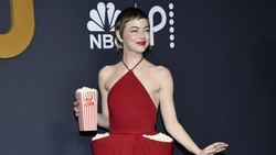 Gaya Jenaka Emma Stone, Kantong Gaun Mewah Jadi Wadah Popcorn