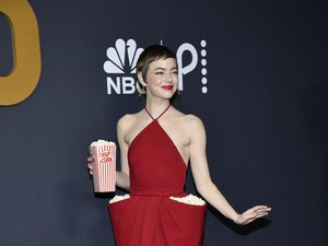 Gaya Jenaka Emma Stone, Kantong Gaun Mewah Jadi Wadah Popcorn