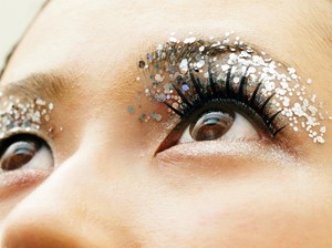 Waspada Bahaya Eyeshadow Glitter, Cantik Berkilau tapi Bisa Bikin Mata Iritasi