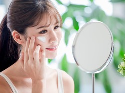 7 Rekomendasi Sunscreen yang Bagus Dipakai Sebelum Makeup agar Lebih Flawless 7 Rekomendasi Sunscreen yang Bagus Dipakai Sebelum Makeup agar Lebih Flawless
