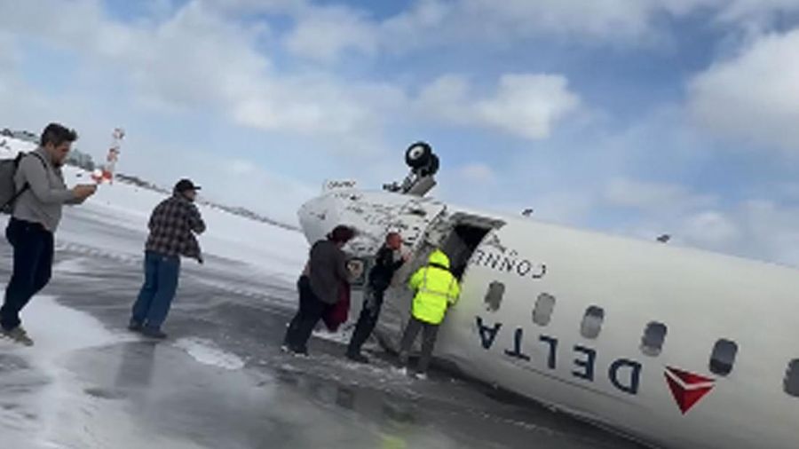 Kepanikan penumpang pesawat Delta Airlines yang berlari keluar dari kabin pesawat yang terbalik di Bandara Internasional Toronto Pearson, Kanada pada Senin (17/2).
Badan pesawat tergelincir dan terbalik saat mendarat dan mengakibatkan 18 orang terluka, termasuk tiga orang kritis. (@eggxit via Reuters)