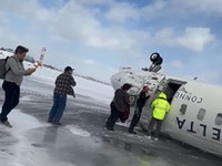 Detik-Detik Kepanikan Penumpang Delta Airlines saat Pesawat Terbalik