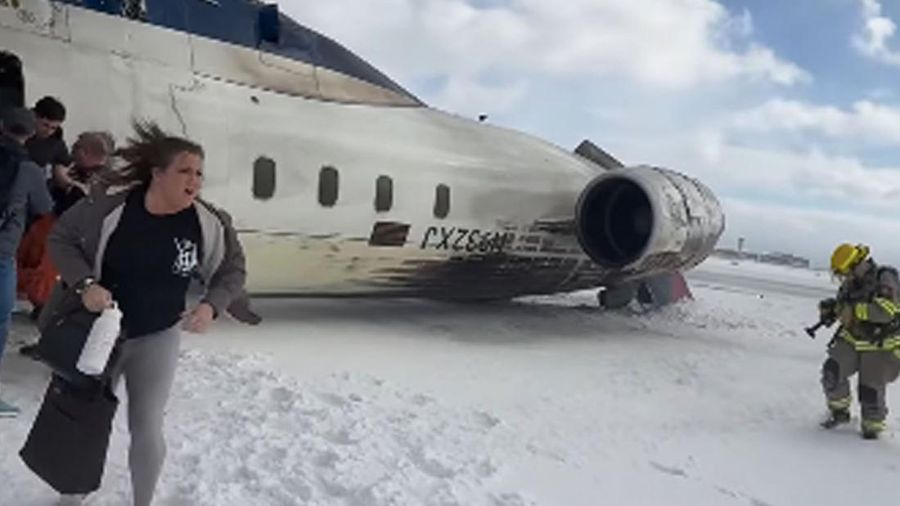 Kepanikan penumpang pesawat Delta Airlines yang berlari keluar dari kabin pesawat yang terbalik di Bandara Internasional Toronto Pearson, Kanada pada Senin (17/2).
Badan pesawat tergelincir dan terbalik saat mendarat dan mengakibatkan 18 orang terluka, termasuk tiga orang kritis. (@eggxit via Reuters)