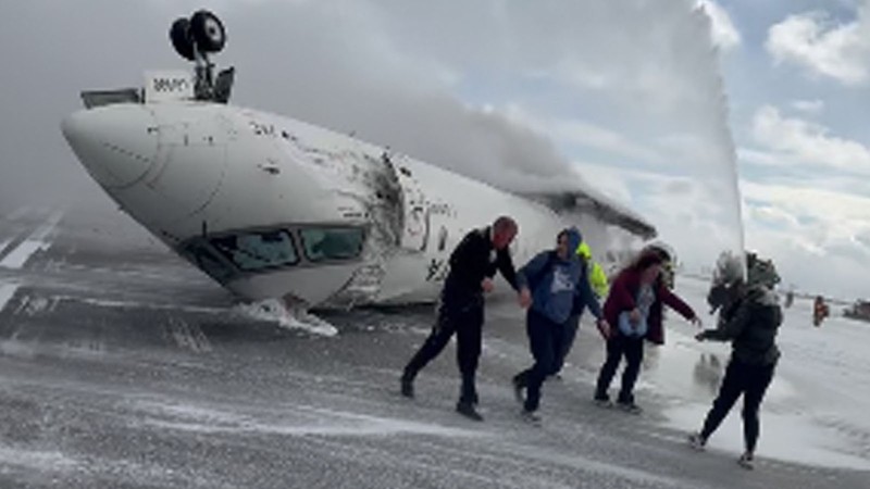 Kepanikan penumpang pesawat Delta Airlines yang berlari keluar dari kabin pesawat yang terbalik di Bandara Internasional Toronto Pearson, Kanada pada Senin (17/2).
Badan pesawat tergelincir dan terbalik saat mendarat dan mengakibatkan 18 orang terluka, termasuk tiga orang kritis. (@eggxit via Reuters)