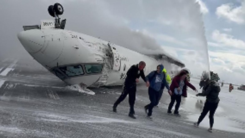 Kepanikan penumpang pesawat Delta Airlines yang berlari keluar dari kabin pesawat yang terbalik di Bandara Internasional Toronto Pearson, Kanada pada Senin (17/2).
Badan pesawat tergelincir dan terbalik saat mendarat dan mengakibatkan 18 orang terluka, termasuk tiga orang kritis. (@eggxit via Reuters)