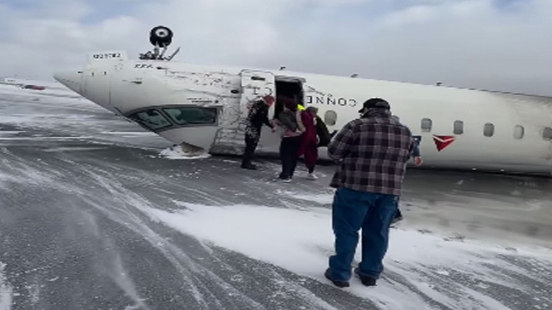 Kepanikan penumpang pesawat Delta Airlines yang berlari keluar dari kabin pesawat yang terbalik di Bandara Internasional Toronto Pearson, Kanada pada Senin (17/2). Badan pesawat tergelincir dan terbalik saat mendarat dan mengakibatkan 18 orang terluka, termasuk tiga orang kritis. (@eggxit via Reuters) Kepanikan penumpang pesawat Delta Airlines yang berlari keluar dari kabin pesawat yang terbalik di Bandara Internasional Toronto Pearson, Kanada pada Senin (17/2).
Badan pesawat tergelincir dan terbalik saat mendarat dan mengakibatkan 18 orang terluka, termasuk tiga orang kritis. (@eggxit via Reuters)