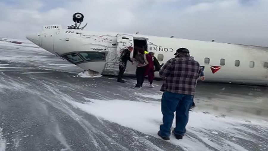 Kepanikan penumpang pesawat Delta Airlines yang berlari keluar dari kabin pesawat yang terbalik di Bandara Internasional Toronto Pearson, Kanada pada Senin (17/2).
Badan pesawat tergelincir dan terbalik saat mendarat dan mengakibatkan 18 orang terluka, termasuk tiga orang kritis. (@eggxit via Reuters)