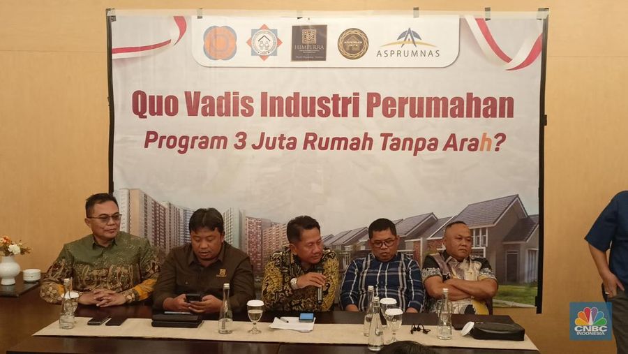 Kiri ke kanan: Ketua Umum Asosiasi Pengembangan dan Pemasaran Rumah Nasional (Asprumnas) M. Syawali - Ketum Himpunan Pengembang Permukiman dan Perumahan Rakyat (Himperra) Ari Tri Priyono - Ketua Umum Real Estate Indonesia (REI) Joko Suranto - Ketua Umum Asosiasi Pengembang Perumahan dan Permukiman Seluruh Indonesia (Apersi) Junaidi Abdillah - Ketua Umum Aliansi Pengembang Perumahan Nasional Jaya (Appernas Jaya) Andriliwan Muhammad. (CNBC Indonesia/Ferry Sandi)