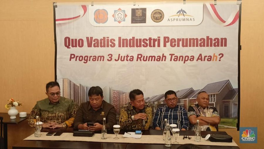 Kiri ke kanan: Ketua Umum Asosiasi Pengembangan dan Pemasaran Rumah Nasional (Asprumnas) M. Syawali - Ketum Himpunan Pengembang Permukiman dan Perumahan Rakyat (Himperra) Ari Tri Priyono - Ketua Umum Real Estate Indonesia (REI) Joko Suranto - Ketua Umum Asosiasi Pengembang Perumahan dan Permukiman Seluruh Indonesia (Apersi) Junaidi Abdillah - Ketua Umum Aliansi Pengembang Perumahan Nasional Jaya (Appernas Jaya) Andriliwan Muhammad. (CNBC Indonesia/Ferry Sandi)