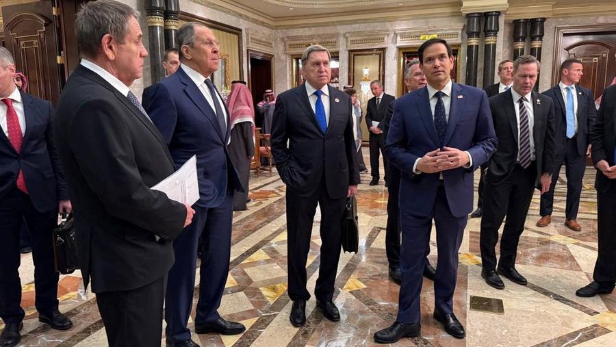 Menteri Luar Negeri AS Marco Rubio, Menteri Luar Negeri Rusia Sergei Lavrov, penasihat kebijakan luar negeri Presiden Rusia Vladimir Putin Yuri Ushakov, dan anggota delegasi menghadiri pembicaraan di Istana Diriyah di Riyadh, Arab Saudi, 18 Februari 2025. (Kementerian Luar Negeri Rusia/Handout via REUTERS)