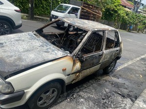 Heboh Mobil Tiba-tiba Terbakar Saat Melaju di Jalan Tabanan
