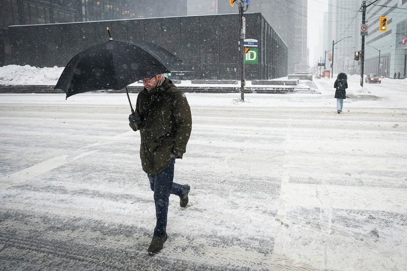 Seseorang membersihkan mobilnya dari salju setelah hujan salju lebat di Hamilton, Ontario, Kanada. (REUTERS/Carlos Osorio) Seseorang membersihkan mobilnya dari salju setelah hujan salju lebat di Hamilton, Ontario, Kanada. (REUTERS/Carlos Osorio)