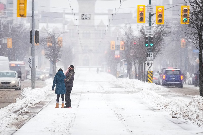 Seseorang membersihkan mobilnya dari salju setelah hujan salju lebat di Hamilton, Ontario, Kanada. (REUTERS/Carlos Osorio) Seseorang membersihkan mobilnya dari salju setelah hujan salju lebat di Hamilton, Ontario, Kanada. (REUTERS/Carlos Osorio)