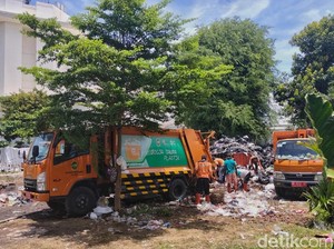 Timbunan Sampah di Eks Lahan Teras Malioboro 2 Mulai Dievakuasi