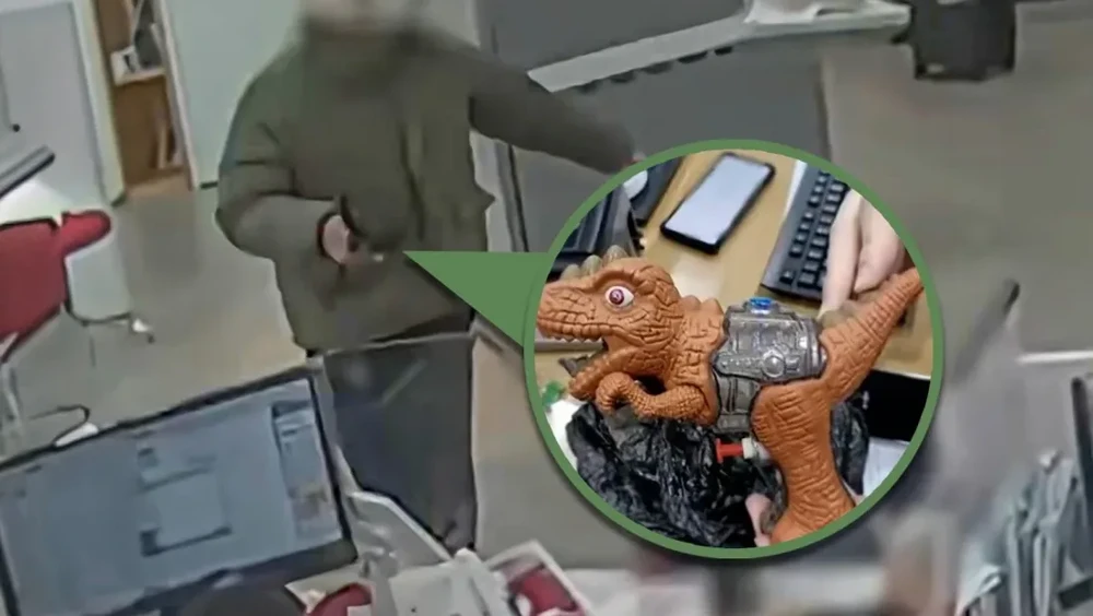Gagal Rampok Bank, Pistol Dinosaurus Jadi Bukti Ketololan Perampok! 1 Gagal Rampok Bank, Pistol Dinosaurus Jadi Bukti Ketololan Perampok!