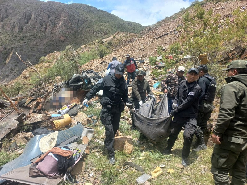 Gambar selebaran yang dirilis oleh Kepolisian Bolivia ini menunjukkan reruntuhan bus penumpang yang jatuh ke dalam jurang dekat kota Yocalla, antara Potosi dan Oruro, Bolivia, pada tanggal 17 Februari 2025. Sebuah bus penumpang jatuh ke dalam jurang sedalam 800 meter di Bolivia selatan pada hari Senin, menewaskan sedikitnya 30 orang dan melukai 15 orang, kata polisi dan media setempat. Gambar selebaran yang dirilis oleh Kepolisian Bolivia ini menunjukkan reruntuhan bus penumpang yang jatuh ke dalam jurang dekat kota Yocalla, antara Potosi dan Oruro, Bolivia, pada tanggal 17 Februari 2025. Sebuah bus penumpang jatuh ke dalam jurang sedalam 800 meter di Bolivia selatan pada hari Senin, menewaskan sedikitnya 30 orang dan melukai 15 orang, kata polisi dan media setempat. (Photo by Handout / Bolivian Police / AFP)