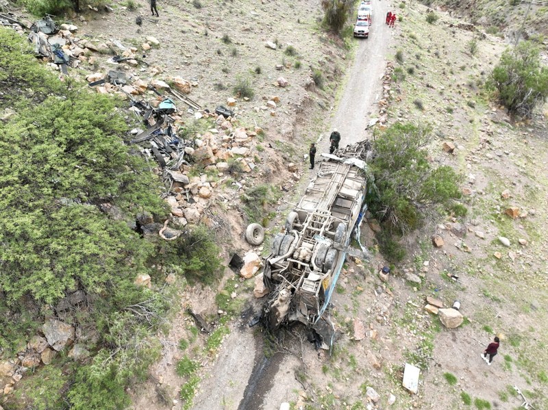 Gambar selebaran yang dirilis oleh Kepolisian Bolivia ini menunjukkan reruntuhan bus penumpang yang jatuh ke dalam jurang dekat kota Yocalla, antara Potosi dan Oruro, Bolivia, pada tanggal 17 Februari 2025. Sebuah bus penumpang jatuh ke dalam jurang sedalam 800 meter di Bolivia selatan pada hari Senin, menewaskan sedikitnya 30 orang dan melukai 15 orang, kata polisi dan media setempat. (Photo by Handout / Bolivian Police / AFP)