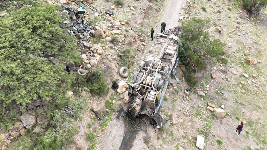 Gambar selebaran yang dirilis oleh Kepolisian Bolivia ini menunjukkan reruntuhan bus penumpang yang jatuh ke dalam jurang dekat kota Yocalla, antara Potosi dan Oruro, Bolivia, pada tanggal 17 Februari 2025. Sebuah bus penumpang jatuh ke dalam jurang sedalam 800 meter di Bolivia selatan pada hari Senin, menewaskan sedikitnya 30 orang dan melukai 15 orang, kata polisi dan media setempat. (Photo by Handout / Bolivian Police / AFP)