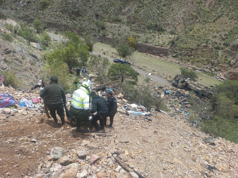 Gambar selebaran yang dirilis oleh Kepolisian Bolivia ini menunjukkan reruntuhan bus penumpang yang jatuh ke dalam jurang dekat kota Yocalla, antara Potosi dan Oruro, Bolivia, pada tanggal 17 Februari 2025. Sebuah bus penumpang jatuh ke dalam jurang sedalam 800 meter di Bolivia selatan pada hari Senin, menewaskan sedikitnya 30 orang dan melukai 15 orang, kata polisi dan media setempat. Gambar selebaran yang dirilis oleh Kepolisian Bolivia ini menunjukkan reruntuhan bus penumpang yang jatuh ke dalam jurang dekat kota Yocalla, antara Potosi dan Oruro, Bolivia, pada tanggal 17 Februari 2025. Sebuah bus penumpang jatuh ke dalam jurang sedalam 800 meter di Bolivia selatan pada hari Senin, menewaskan sedikitnya 30 orang dan melukai 15 orang, kata polisi dan media setempat. (Photo by Handout / Bolivian Police / AFP)