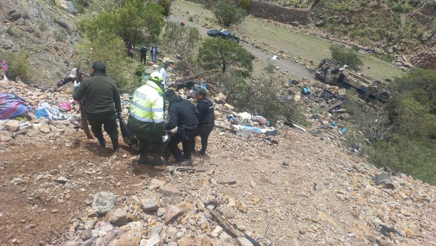 Gambar selebaran yang dirilis oleh Kepolisian Bolivia ini menunjukkan reruntuhan bus penumpang yang jatuh ke dalam jurang dekat kota Yocalla, antara Potosi dan Oruro, Bolivia, pada tanggal 17 Februari 2025. Sebuah bus penumpang jatuh ke dalam jurang sedalam 800 meter di Bolivia selatan pada hari Senin, menewaskan sedikitnya 30 orang dan melukai 15 orang, kata polisi dan media setempat. (Photo by Handout / Bolivian Police / AFP)