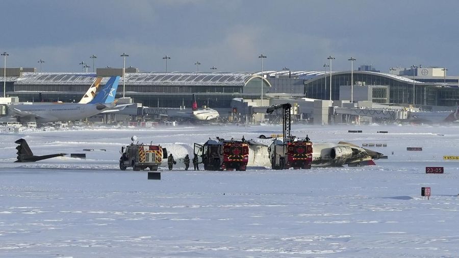 Kepanikan penumpang pesawat Delta Airlines yang berlari keluar dari kabin pesawat yang terbalik di Bandara Internasional Toronto Pearson, Kanada pada Senin (17/2).
Badan pesawat tergelincir dan terbalik saat mendarat dan mengakibatkan 18 orang terluka, termasuk tiga orang kritis. (@eggxit via Reuters)