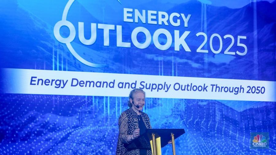Presiden ExxonMobil Oil Indonesia, Carole J.Gall menyampaikan sambutan dalam acara Road To Outlook Energy Edition With ExxonMobil bertajuk 