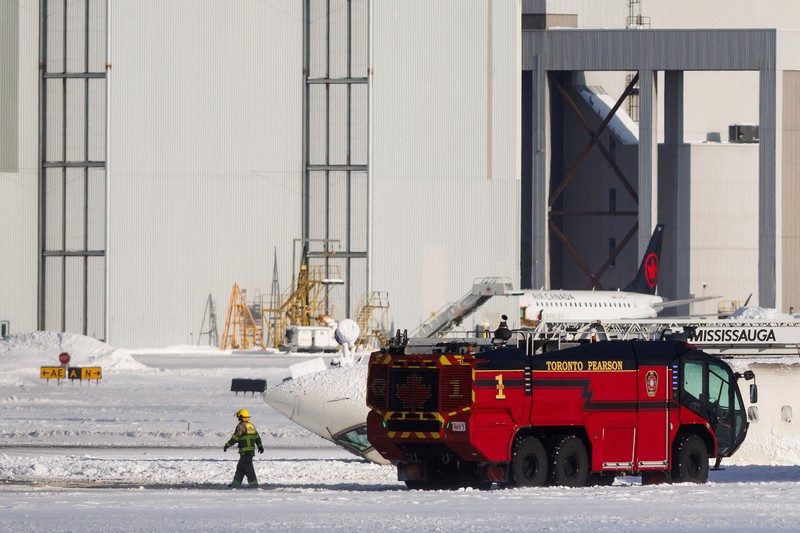 Petugas pemadam kebakaran Bandara Internasional Pearson bekerja pada pesawat Delta Air Lines yang terbalik, yang sedang dalam perjalanan dari Minneapolis ke Toronto ketika jatuh di landasan pacu, di Toronto, Senin, 17 Februari 2025. Petugas pemadam kebakaran Bandara Internasional Pearson bekerja pada pesawat Delta Air Lines yang terbalik, yang sedang dalam perjalanan dari Minneapolis ke Toronto ketika jatuh di landasan pacu, di Toronto, Senin, 17 Februari 2025. (Teresa Barbieri/The Canadian Press via AP)