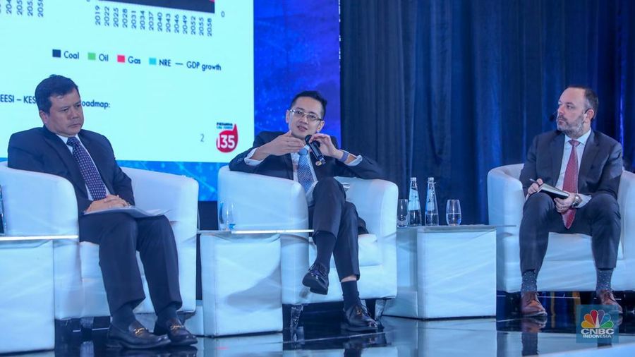 SVP Strategy & Investment Pertamina, Henricus Herwin menyampaikan pemaparan dalam acara Road To Outlook Energy Edition With ExxonMobil bertajuk 