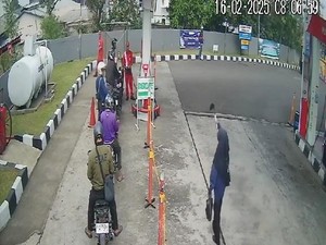 Viral Emak-emak Ngamuk Acungkan Celurit di SPBU Bandung