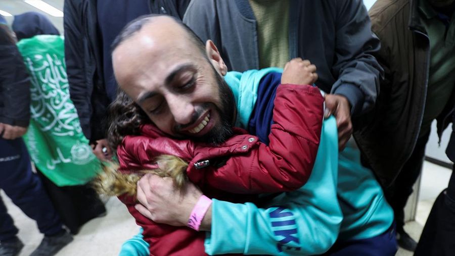 Tarek Rabie Safi, seorang tahanan Palestina yang dibebaskan, memeluk putrinya setelah dibebaskan oleh Israel sebagai bagian dari pertukaran sandera-tahanan dan kesepakatan gencatan senjata di Gaza antara Hamas dan Israel, di Khan Younis, di Jalur Gaza selatan, 15 Februari 2025. (REUTERS/Ramadan Abed)