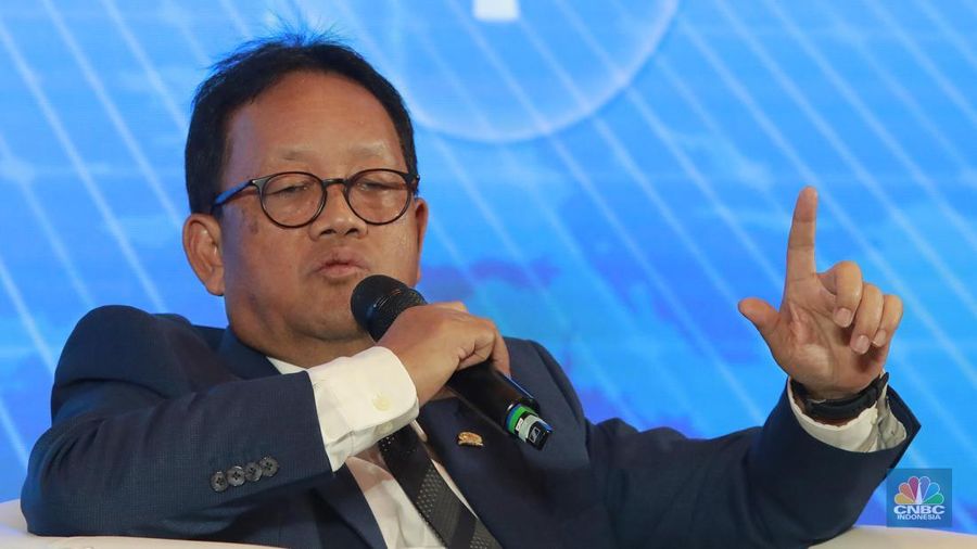 Wakil Ketua Komisi XII DPR RI, Sugeng Suparwoto memberi pemaparan di acara Special Dialog Swasembada Energi di Hotel Season, Jakarta, Selasa (18/2/2025). (²©²ÊÍøÕ¾/Muhammad Sabki)