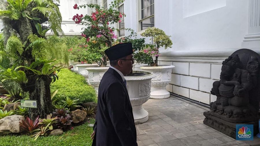 Brian Yuliarto tiba di gedung Istana Negara, Jakarta, Rabu (19/2/2025). (CNBC Indonesia/Emir Yanwardhana)