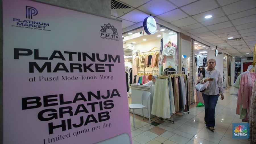 Calon pembeli melihat produk yang dijual di Platinum Maket, Tanah Abang, Jakarta, Rabu (19/2/2025). Menjelang bulan suci Ramadan, kawasan Tanah Abang memiliki tempat baru untuk berbelanja busana yang resmi beroperasi pada Senin (17/2) lalu. (CNBC Indonesia/Faisal Rahman)