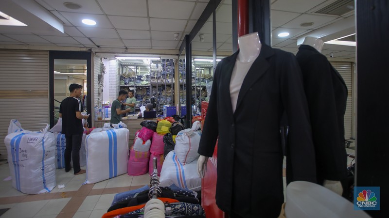 Calon pembeli melihat produk yang dijual di Platinum Maket, Tanah Abang, Jakarta, Rabu (19/2/2025). Menjelang bulan suci Ramadan, kawasan Tanah Abang memiliki tempat baru untuk berbelanja busana yang resmi beroperasi pada Senin (17/2) lalu. (CNBC Indonesia/Faisal Rahman) Calon pembeli melihat produk yang dijual di Platinum Maket, Tanah Abang, Jakarta, Rabu (19/2/2025). Menjelang bulan suci Ramadan, kawasan Tanah Abang memiliki tempat baru untuk berbelanja busana yang resmi beroperasi pada Senin (17/2) lalu. (CNBC Indonesia/Faisal Rahman)