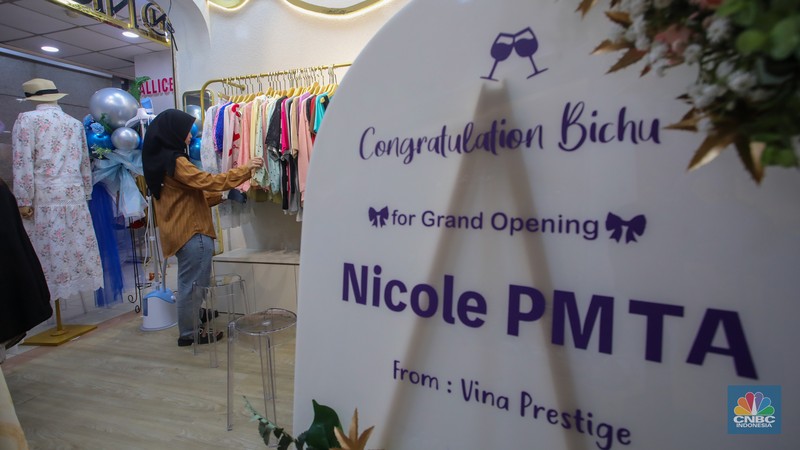 Calon pembeli melihat produk yang dijual di Platinum Maket, Tanah Abang, Jakarta, Rabu (19/2/2025). Menjelang bulan suci Ramadan, kawasan Tanah Abang memiliki tempat baru untuk berbelanja busana yang resmi beroperasi pada Senin (17/2) lalu. (CNBC Indonesia/Faisal Rahman) Calon pembeli melihat produk yang dijual di Platinum Maket, Tanah Abang, Jakarta, Rabu (19/2/2025). Menjelang bulan suci Ramadan, kawasan Tanah Abang memiliki tempat baru untuk berbelanja busana yang resmi beroperasi pada Senin (17/2) lalu. (CNBC Indonesia/Faisal Rahman)