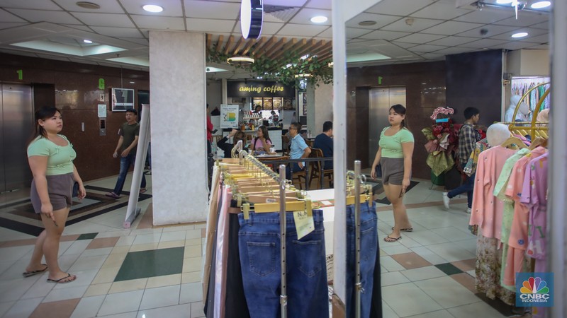 Calon pembeli melihat produk yang dijual di Platinum Maket, Tanah Abang, Jakarta, Rabu (19/2/2025). Menjelang bulan suci Ramadan, kawasan Tanah Abang memiliki tempat baru untuk berbelanja busana yang resmi beroperasi pada Senin (17/2) lalu. (CNBC Indonesia/Faisal Rahman) Calon pembeli melihat produk yang dijual di Platinum Maket, Tanah Abang, Jakarta, Rabu (19/2/2025). Menjelang bulan suci Ramadan, kawasan Tanah Abang memiliki tempat baru untuk berbelanja busana yang resmi beroperasi pada Senin (17/2) lalu. (CNBC Indonesia/Faisal Rahman)