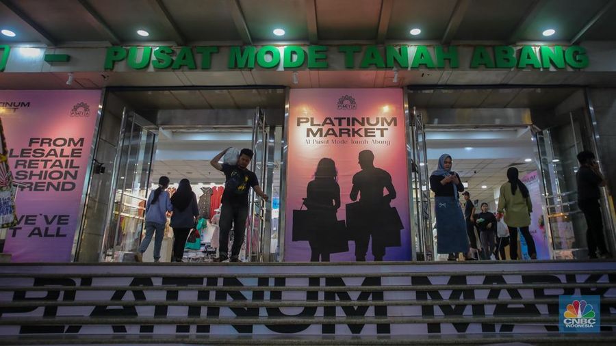 Calon pembeli melihat produk yang dijual di Platinum Maket, Tanah Abang, Jakarta, Rabu (19/2/2025). Menjelang bulan suci Ramadan, kawasan Tanah Abang memiliki tempat baru untuk berbelanja busana yang resmi beroperasi pada Senin (17/2) lalu. (CNBC Indonesia/Faisal Rahman)