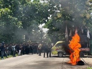 Warga Demo Pabrik Baja dan Kantor Bupati Mojokerto, Massa Bakar Ban