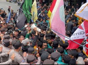 Demo Mahasiswa Lamongan Tolak Efisiensi Anggaran Diwarnai Aksi Dorong