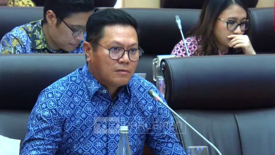 Dirut PT Amman Mineral Nusa saat mengikuti Rapat Dengar Pendapat dengan Komisi XII DPR RI. (Tangkapan Layar Youtube Komisi XII DPR RI Channel)