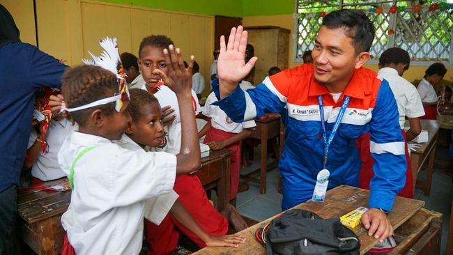 Relawan Bakti BUMN Beri Makanan Bergizi bagi Siswa SD di Merauke