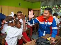 Relawan Bakti BUMN Beri Makanan Bergizi bagi Siswa SD di Merauke